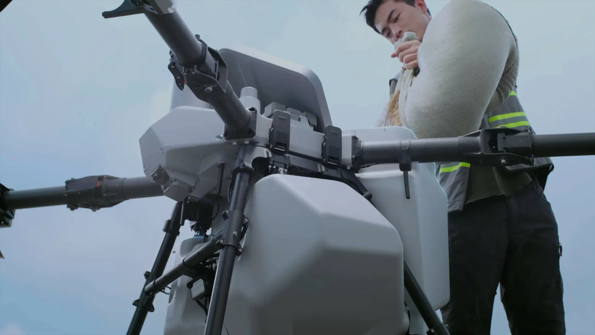 เกษตรกรเทปุ๋ยลงถังหว่าน 150 ลิตรของ T100